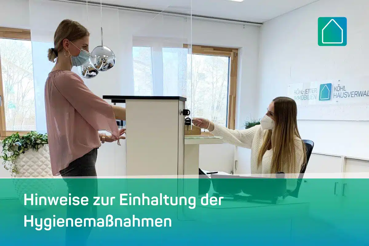 Eine maskierte Frau steht an einem Schalter, während eine andere maskierte Frau dahinter sitzt, getrennt durch eine transparente Barriere in einem hellen Büro. Der Text auf Deutsch lautet: Hinweise zur Einhaltung der Hygienemaßnahmen.