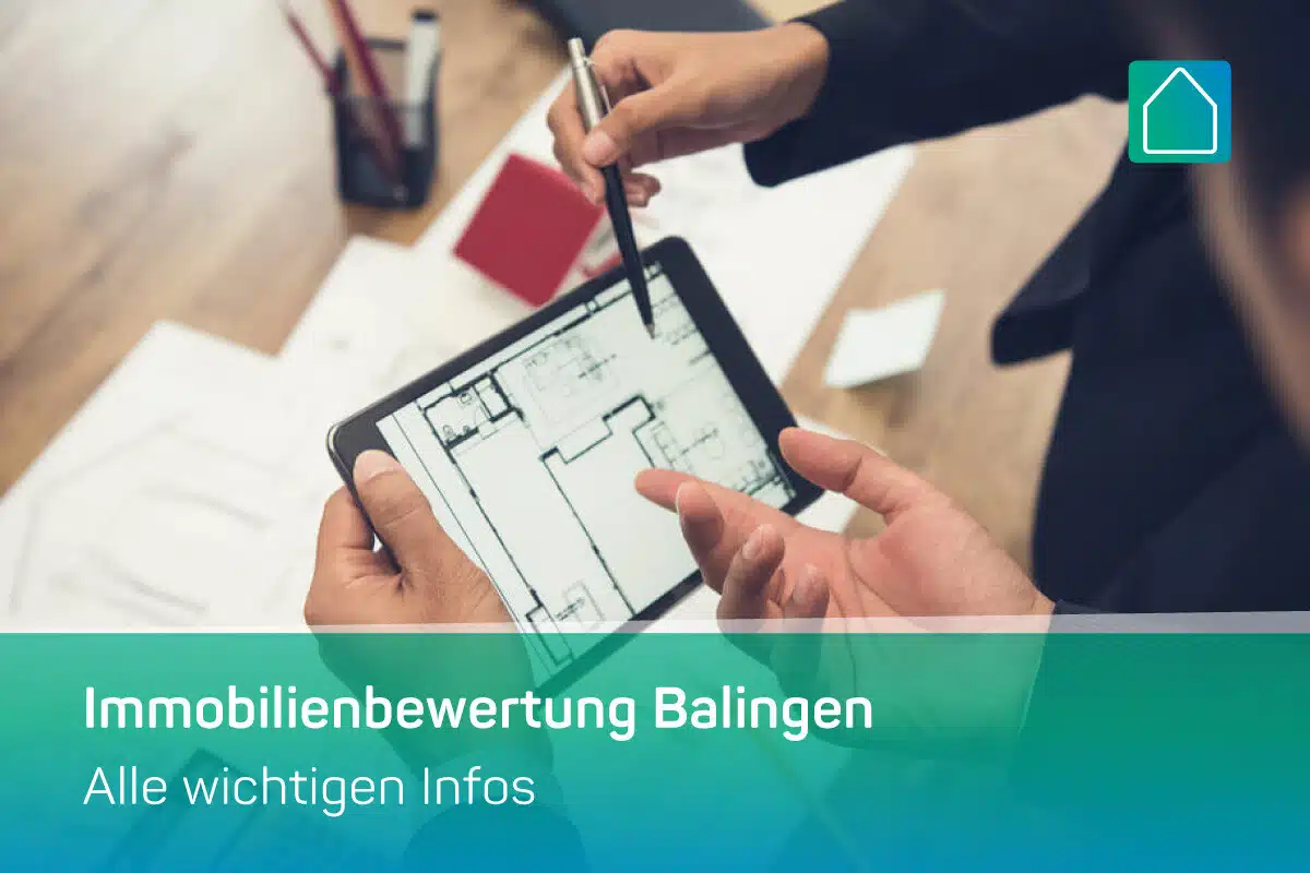 Zwei Personen diskutieren über einen Gebäudegrundriss, der auf einem Tablet angezeigt wird, wobei eine Person auf den Bildschirm zeigt. Der eingeblendete Text lautet: Immobilienbewertung Balingen - Alle wichtigen Infos.