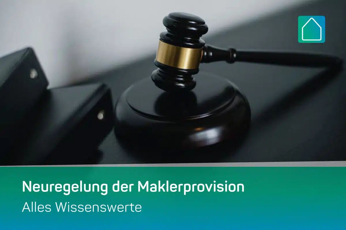 Ein Richterhammer ruht auf einem Schreibtisch. Der Text auf Deutsch lautet "Neuregelung der Maklerprovision - Alles Wissenswerte" über einem türkisfarbenen Farbverlauf, mit einem Logo in der oberen rechten Ecke.