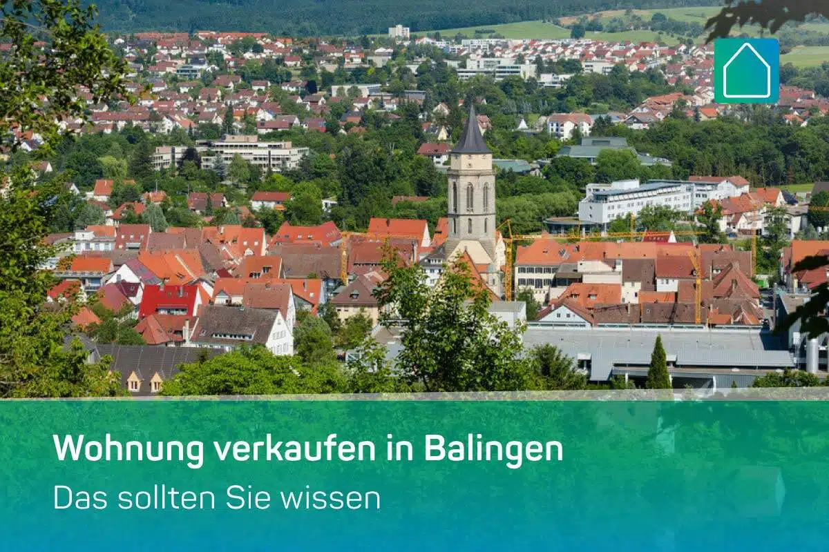 Eine malerische Ansicht von Balingen, Deutschland, mit roten Dächern, einem markanten Kirchturm und grünen Bäumen. Der überlagerte Text lautet: Wohnung verkaufen in Balingen. Das sollten Sie wissen.