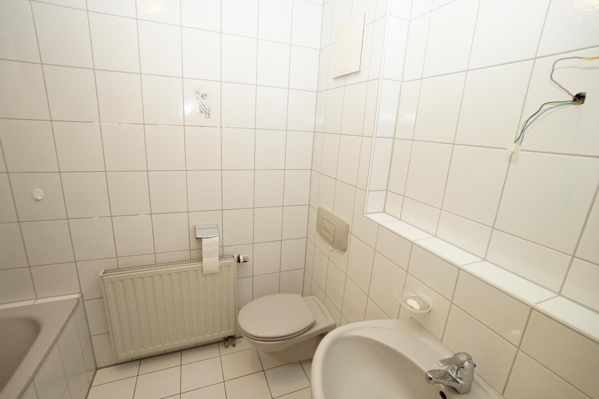 Seltene Gelegenheit! Solides 3 Familienhaus mit drei Garagen in begehrter Wohnlage von Balingen! - Badezimmer EG