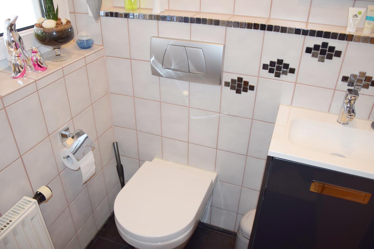 Traumhaftes Einfamilienhaus mit Doppelgarage in sonniger Lage von Jungingen! - Separates WC