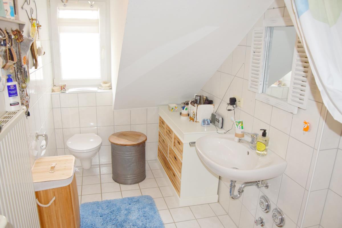 Renditestarkes, gut vermietetes 4-Familienhaus in ausgezeichneter Lage von Balingen-Ostdorf! - Tageslichtbad
