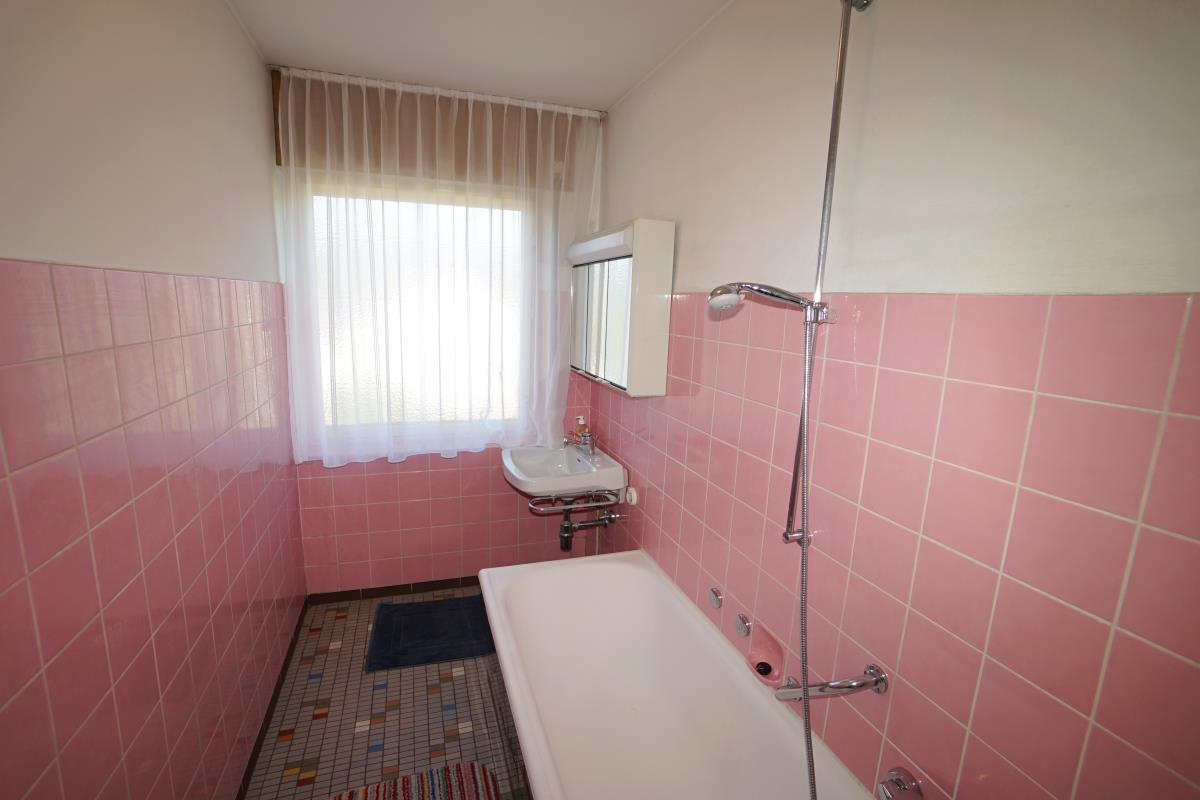 Fantastische Ortsrandlage! Sonniges Einfamilienhaus mit traumhafter Aussicht in Balingen-Streichen! - Tageslichtbad