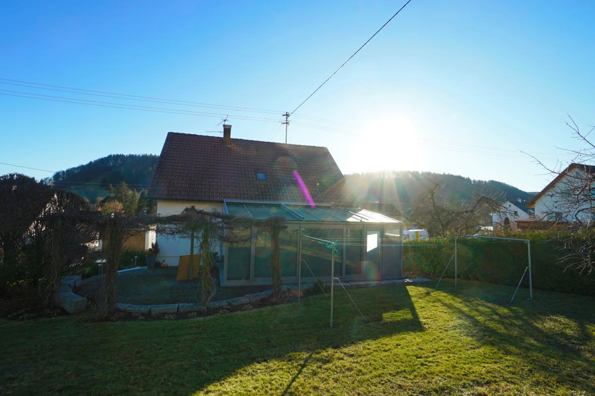 Traumhaftes Einfamilienhaus mit sonnigem Grundstück in ruhiger Lage von Albstadt-Pfeffingen! - Rückansicht