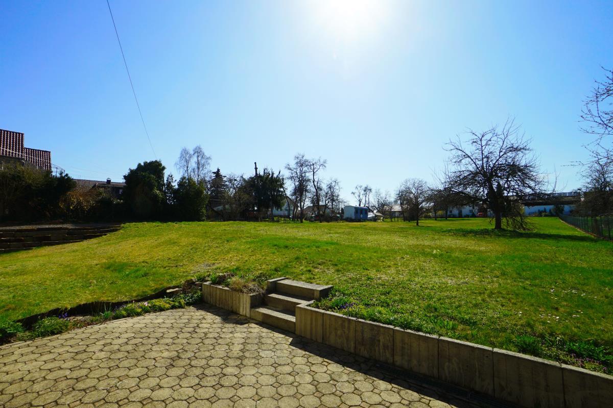 Großzügiges Generationenhaus mit sonnigem Garten in Geislingen-Binsdorf! - Blick in den Garten