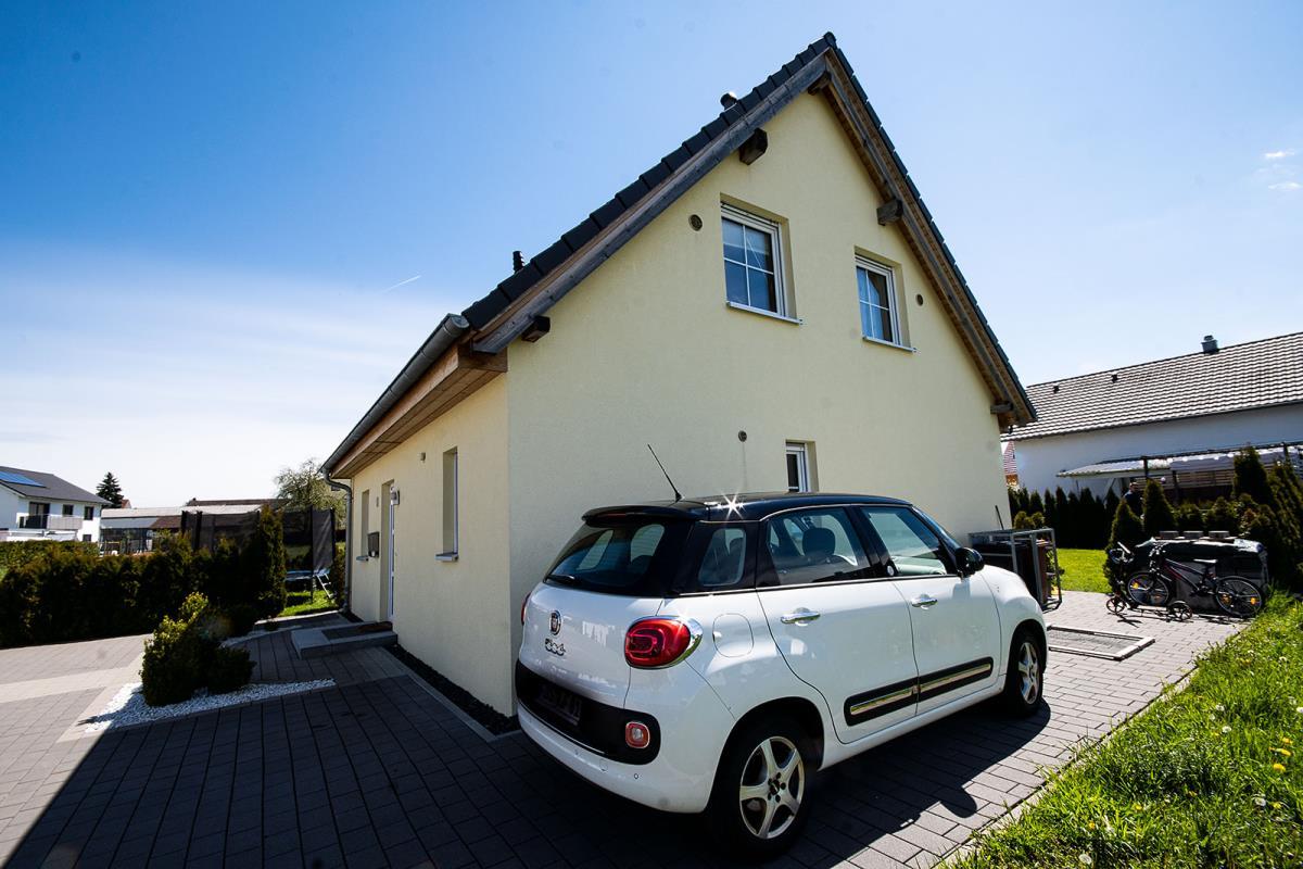 Neuwertiges, lichtdurchflutetes Einfamilienhaus in sonniger Wohnlage von Empfingen! - Seitenansicht
