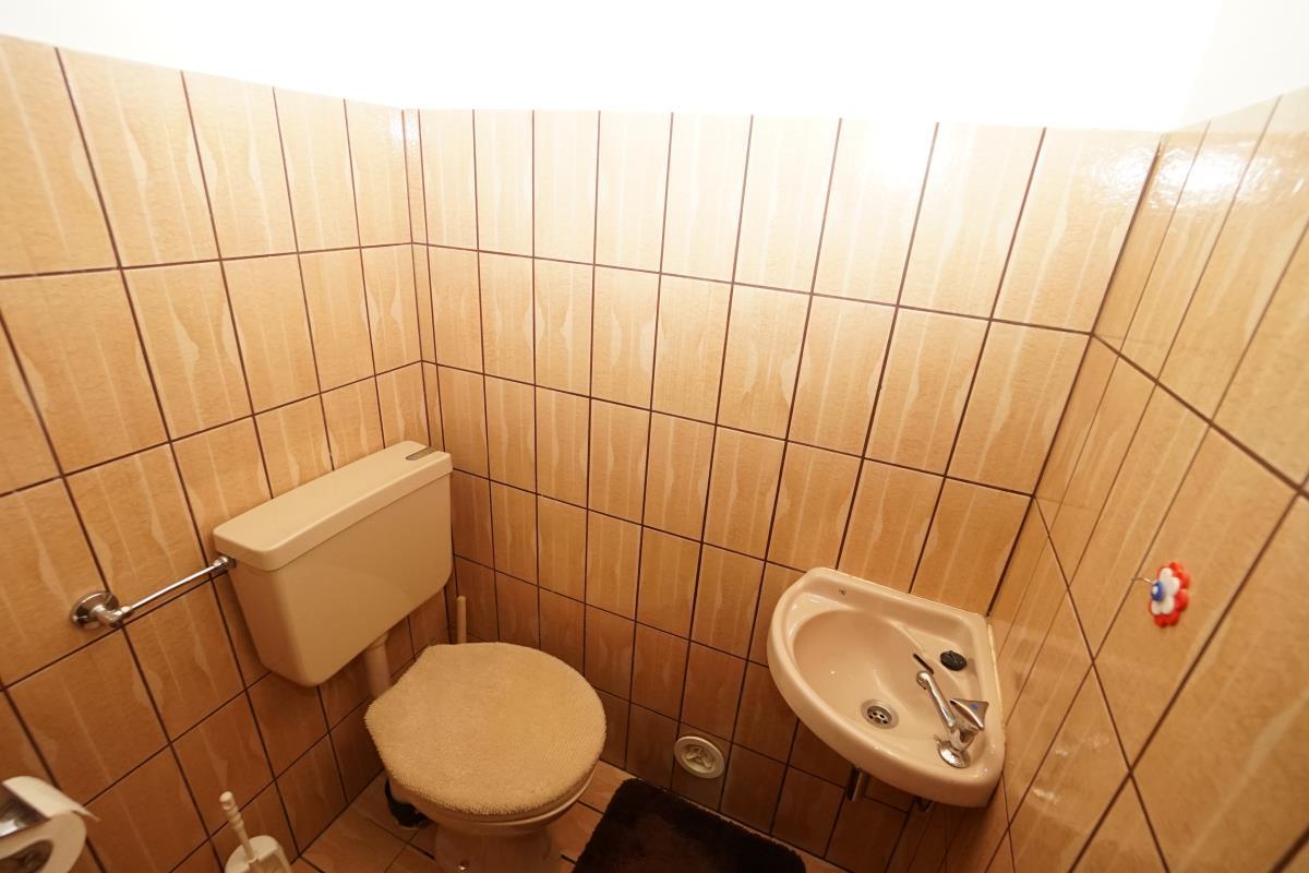 Solides Einfamilienhaus mit idealer Aufteilung in sonniger Lage von Rosenfeld! - Separates WC
