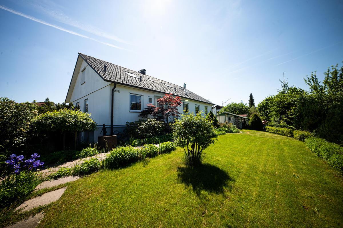 Traumhaftes, sonniges Einfamilienhaus mit großem Grundstück in beliebter Lage von Rosenfeld! - Seitenansicht