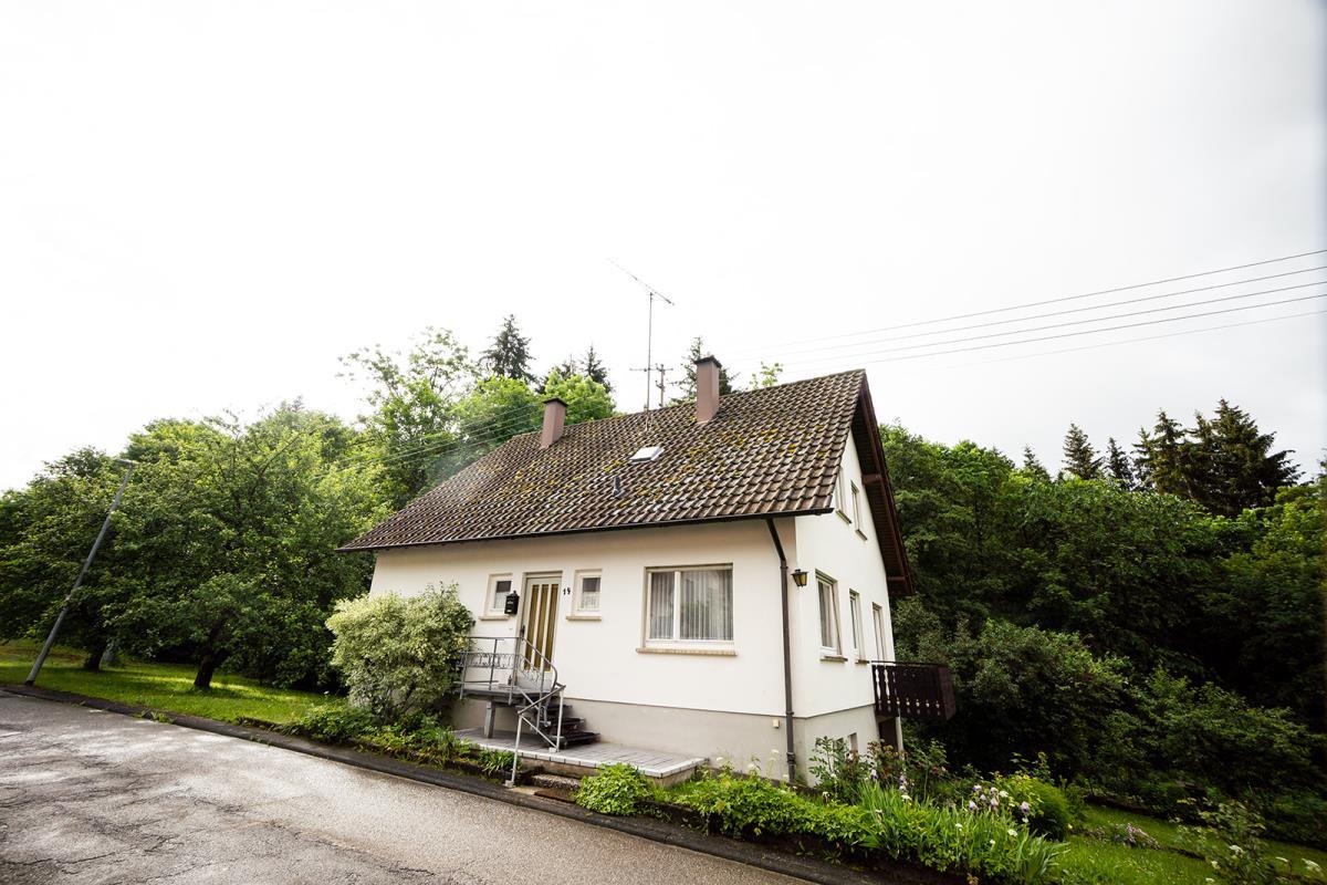 Solides Einfamilienhaus mit großem Grundstück in ruhiger Lage von Balingen-Zillhausen! - Seitenansicht