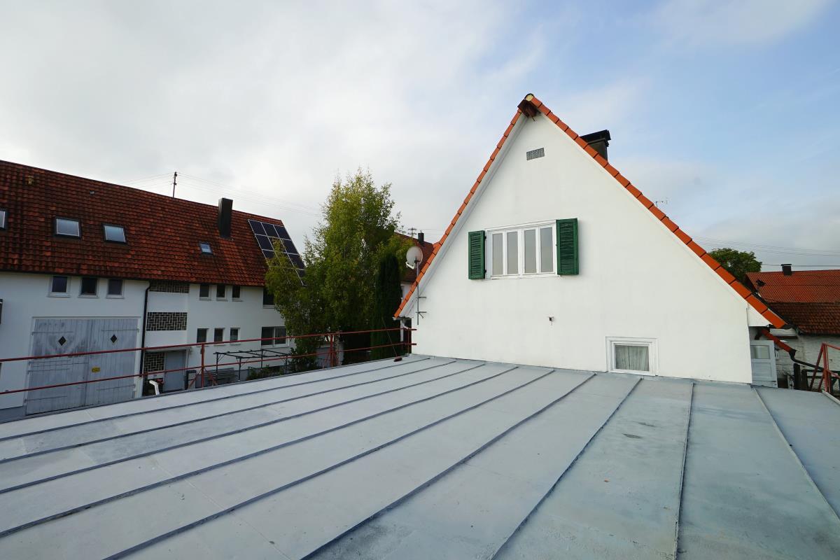Sonniges Einfamilienhaus mit großem Grundstück in ruhiger Lage von Geislingen-Binsdorf! - Flachdach Garage