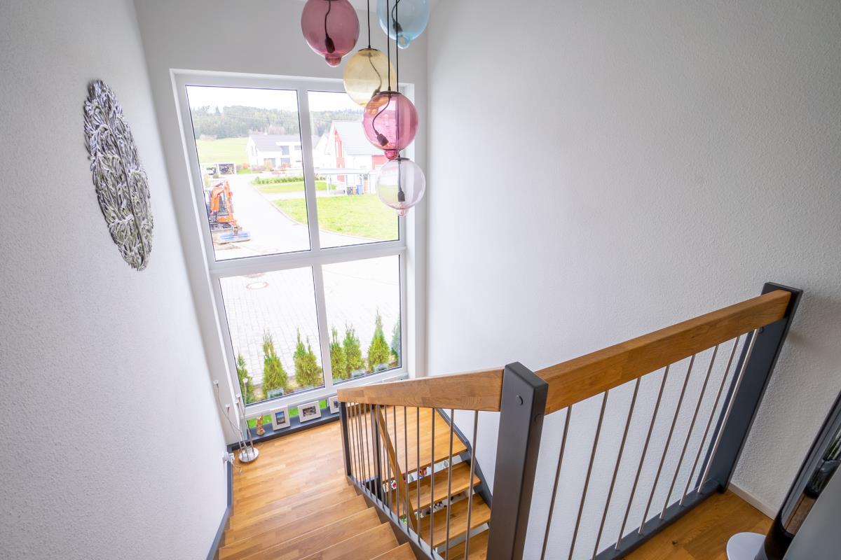 Exklusives, neuwertiges Einfamilienhaus in traumhafter, ruhiger Wohnlage von Böhringen! - Treppenaufgang