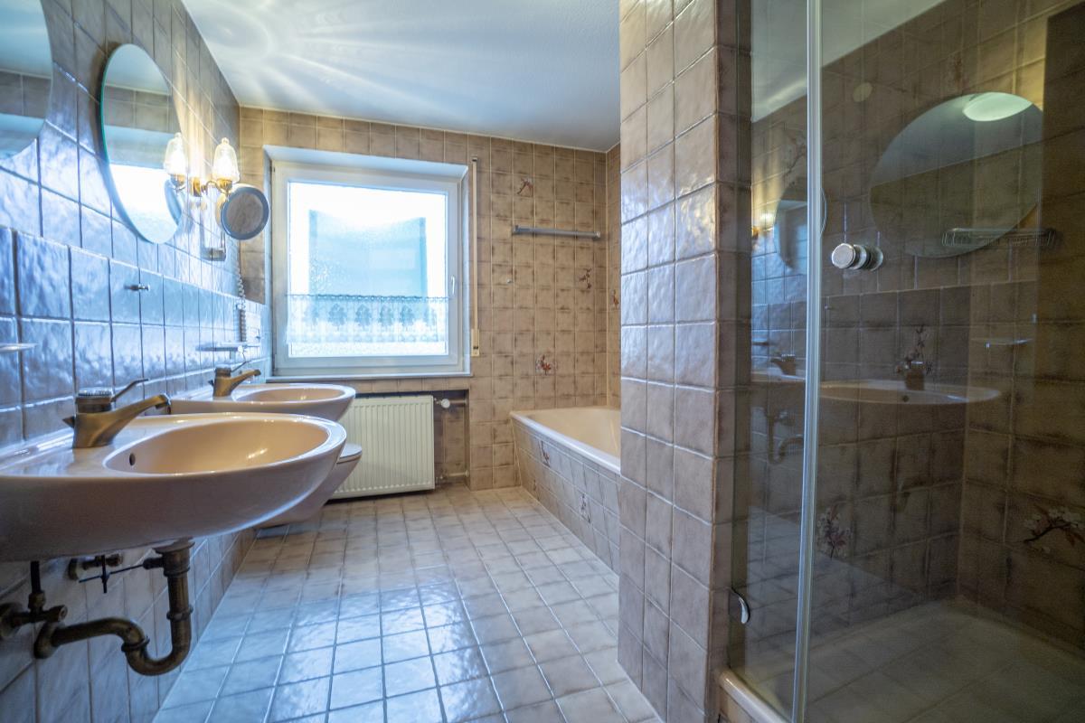 Sonniges, solides Einfamilienhaus in ruhiger, beliebter Aussichtslage von Balingen-Endingen! - Tageslichtbad