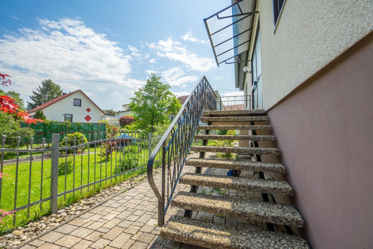 Traumhaftes, sonniges Einfamilienhaus in Top-Wohnlage von Balingen-Heselwangen! - Treppenaufgang