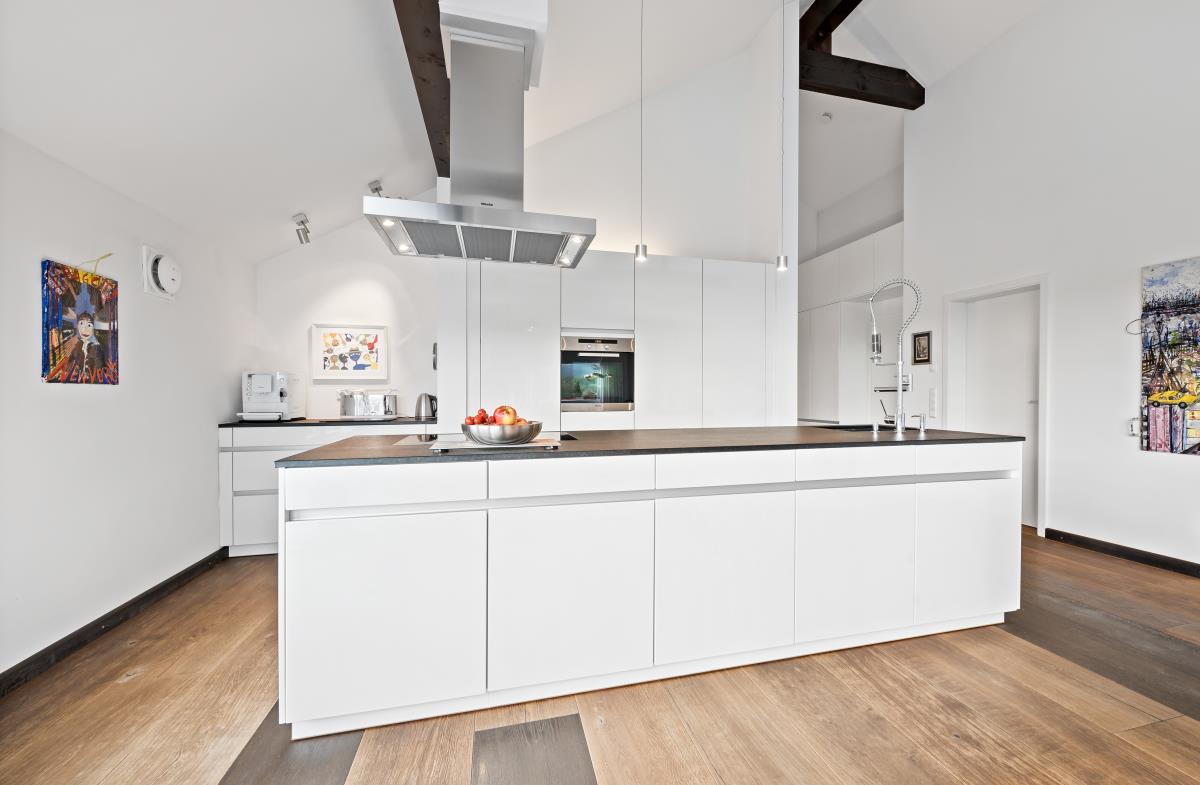 Exklusive, moderne Penthouse-Wohnung mit beeindruckender Raumhöhe in Balingen-Frommern! - Küchenbereich