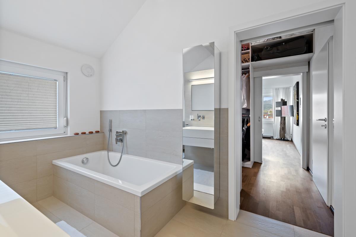 Exklusive, moderne Penthouse-Wohnung mit beeindruckender Raumhöhe in Balingen-Frommern! - Tageslichtbad