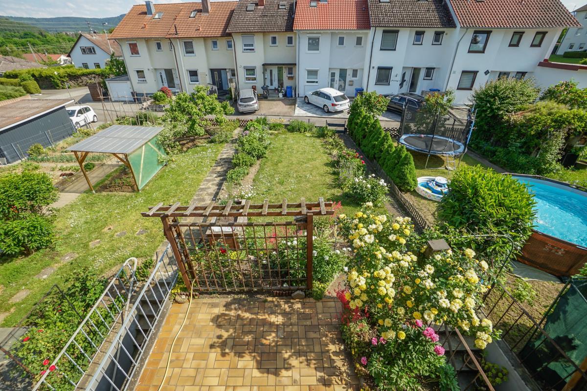 Sonniges Reihenhaus mit Garten und Garage in beliebter Wohnlage von Balingen! - Blick in den Garten