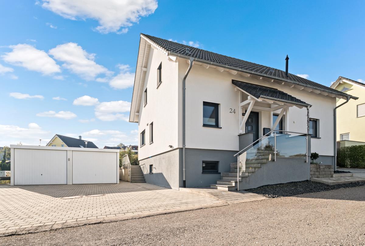 Modernes, sonniges Einfamilienhaus mit Doppelgarage in ruhiger Wohnlage von Dormettingen! - Frontansicht